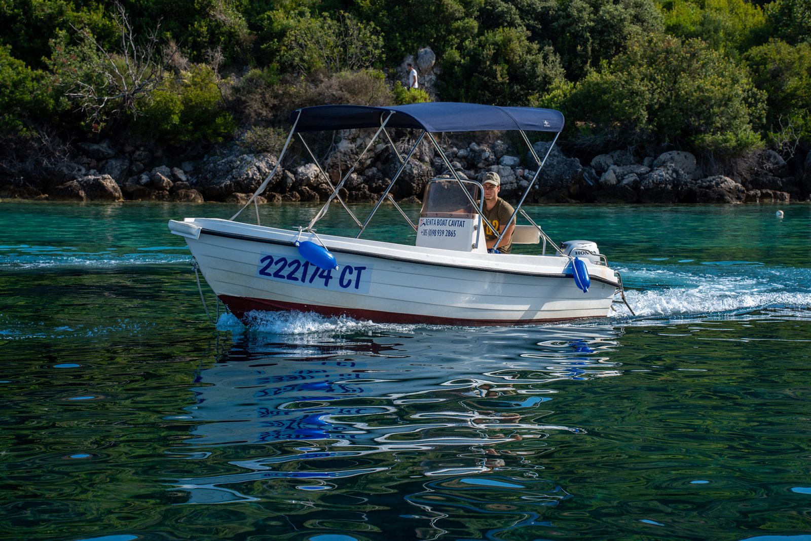 REF 490 Open in a turquoise bay