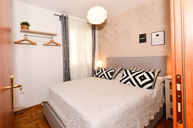 Double bedroom with hanging rail