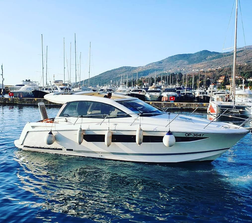 Jeanneau Leader 10 in the marina