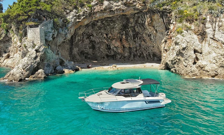 Merry Fisher 795 in front of a hidden beach