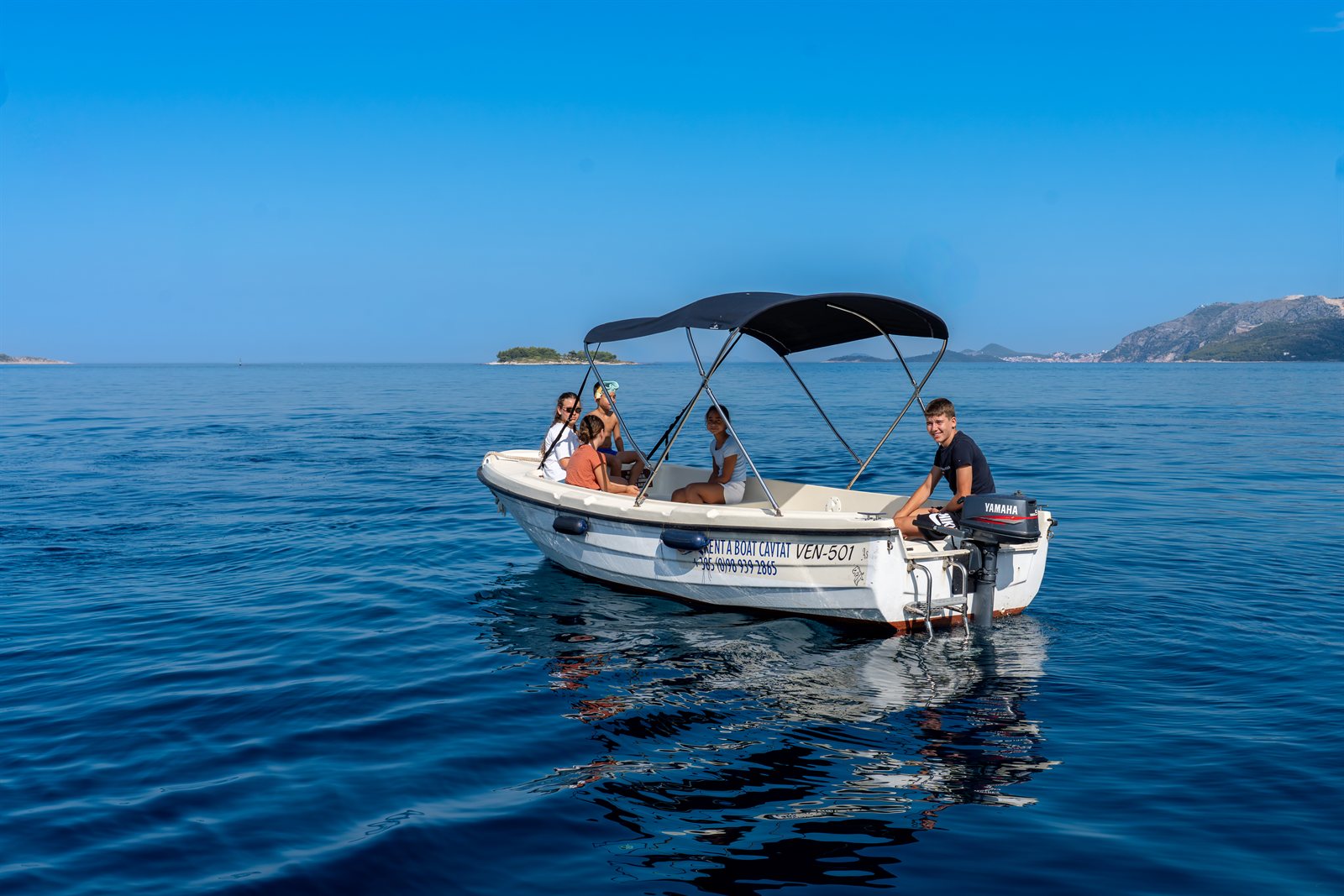 Guests aboard the VEN 501